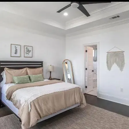 Vibrant Nola Modern Loft 3bd 2ba Holiday home *
