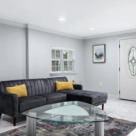 Luxury Spacious Uptown 2 Bedroom In Historic Area Apartment