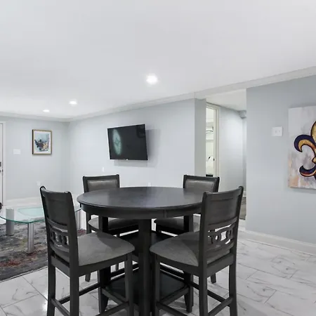 Apartment Luxury Spacious Uptown 2 Bedroom In Historic Area