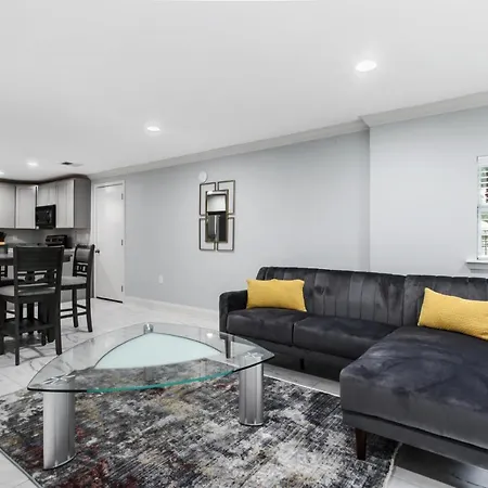 Luxury Spacious Uptown 2 Bedroom In Historic Area