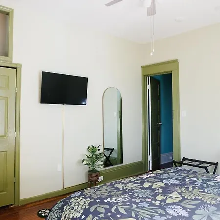 Art Inspired Mid-city 3 Bedroom - 1 Mile Away From French Quarter