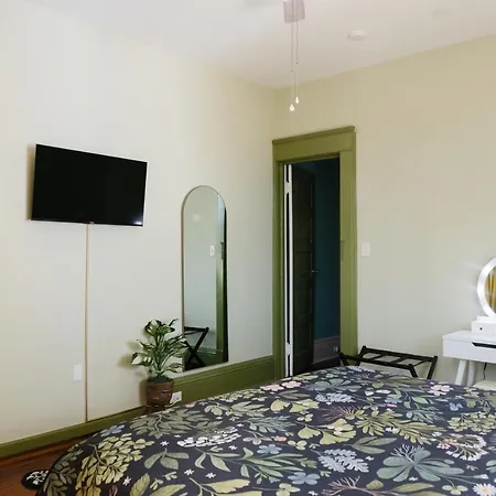 Art Inspired Mid-city 3 Bedroom - 1 Mile Away From French Quarter Apartment *