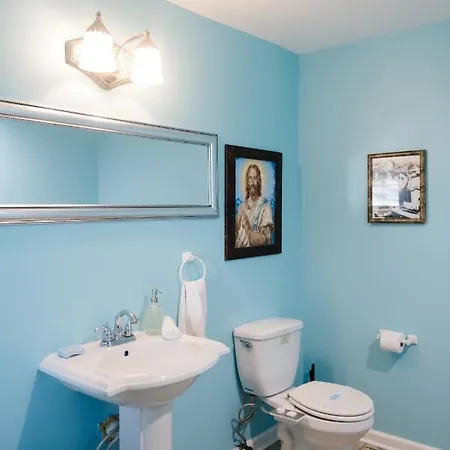 Art Inspired Mid-city 3 Bedroom - 1 Mile Away From French Quarter Apartment *