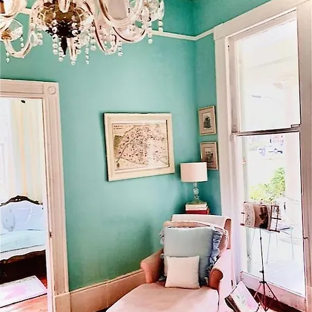4br 3 Ba Huge, Balcony, Cemetery, Streetcar Sleeps 8! Holiday home New Orleans