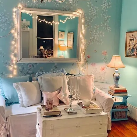 Holiday home 4br 3 Ba Huge, Balcony, Cemetery, Streetcar Sleeps 8! *