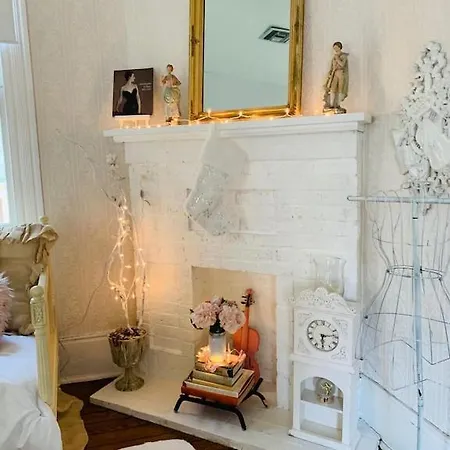4br 3 Ba Huge, Balcony, Cemetery, Streetcar Sleeps 8!
