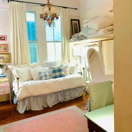 Holiday home 4br 3 Ba Huge, Balcony, Cemetery, Streetcar Sleeps 8!