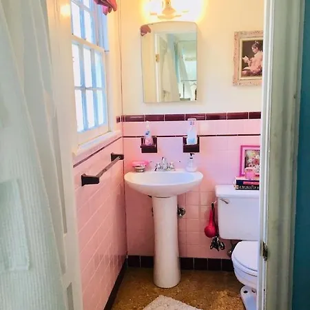 Holiday home 4br 3 Ba Huge, Balcony, Cemetery, Streetcar Sleeps 8!
