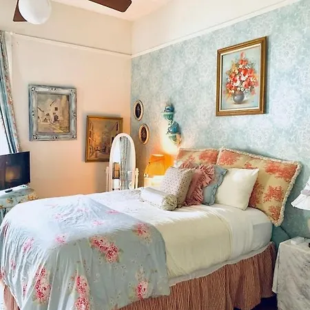 4br 3 Ba Huge, Balcony, Cemetery, Streetcar Sleeps 8! Holiday home New Orleans