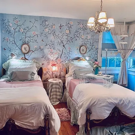 Holiday home 4br 3 Ba Huge, Balcony, Cemetery, Streetcar Sleeps 8! *