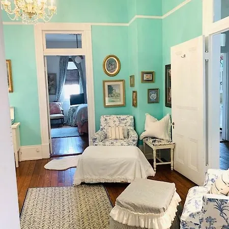 4br 3 Ba Huge, Balcony, Cemetery, Streetcar Sleeps 8! Holiday home *