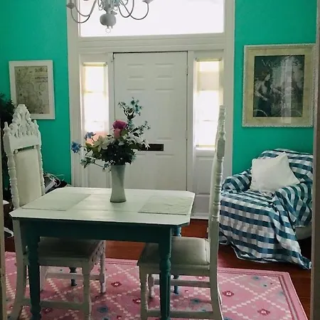 4br 3 Ba Huge, Balcony, Cemetery, Streetcar Sleeps 8! Holiday home New Orleans