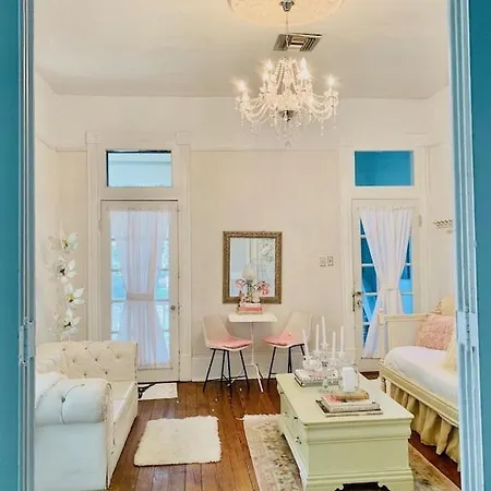 Holiday home 4br 3 Ba Huge, Balcony, Cemetery, Streetcar Sleeps 8! New Orleans