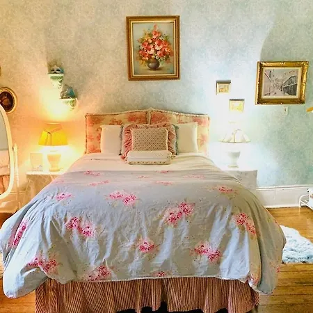 Holiday home 4br 3 Ba Huge, Balcony, Cemetery, Streetcar Sleeps 8!