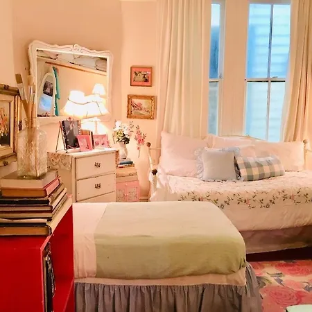 4br 3 Ba Huge, Balcony, Cemetery, Streetcar Sleeps 8! Holiday home New Orleans