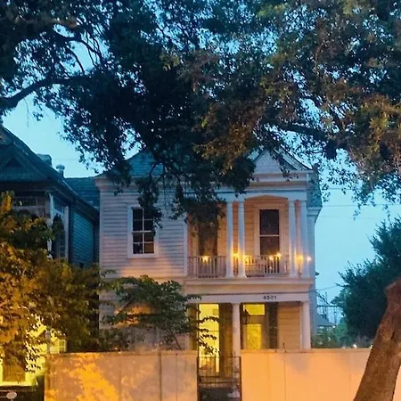 4br 3 Ba Huge, Balcony, Cemetery, Streetcar Sleeps 8! Holiday home
