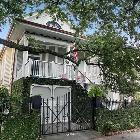 Gorgeous Garden District Apt Steps To St Charles