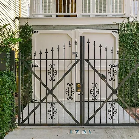 Gorgeous Garden District Apt Steps To St Charles Apartment *