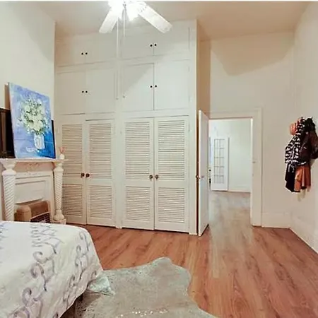 Quintessential French Quarter Apartment *