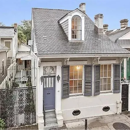 Quintessential French Quarter Apartment *
