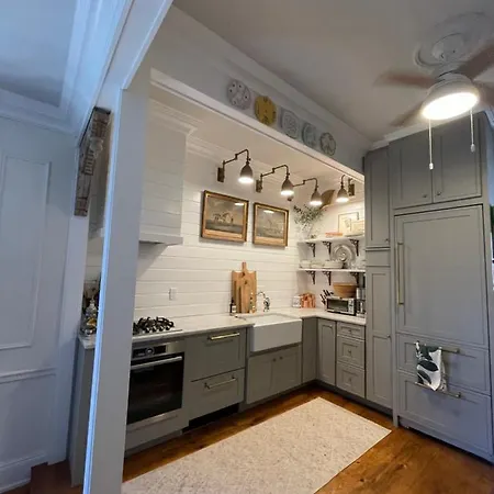 Quintessential French Quarter Apartment