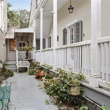 Quintessential French Quarter Apartment *