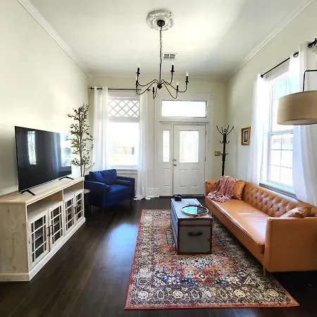 Vintage Mid-city Gem Holiday home