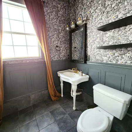 Vintage Mid-city Gem * New Orleans