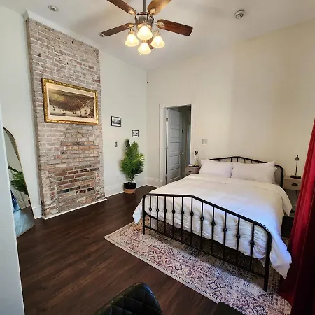 Vintage Mid-city Gem