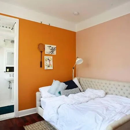 Oak-lined Ursulines Ave Raised Style Funky House Apartment *