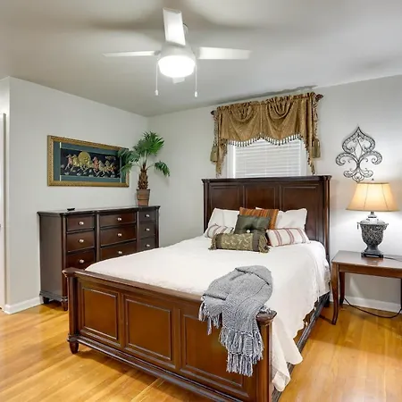 Holiday home Elegant Escape With Furnished Porch!