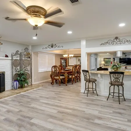 Holiday home Elegant Escape With Furnished Porch! *