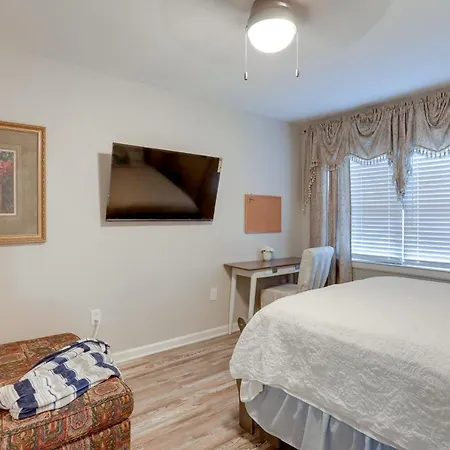 Elegant Escape With Furnished Porch! Holiday home New Orleans