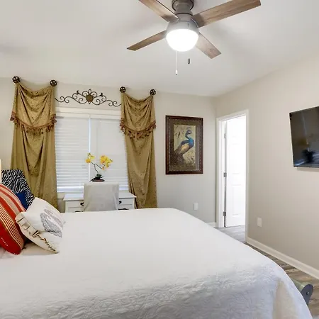 Elegant Escape With Furnished Porch! Holiday home