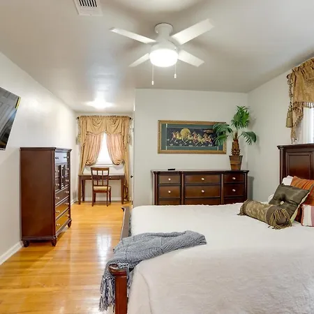 Holiday home Elegant Escape With Furnished Porch! *