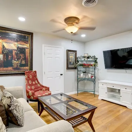 Holiday home Elegant Escape With Furnished Porch! *