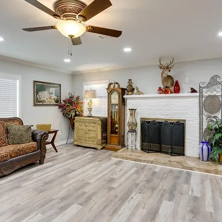 Elegant Escape With Furnished Porch! *