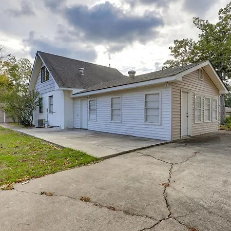 Elegant Escape With Furnished Porch! Holiday home New Orleans