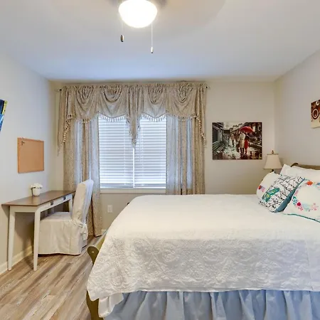 Holiday home Elegant Escape With Furnished Porch!