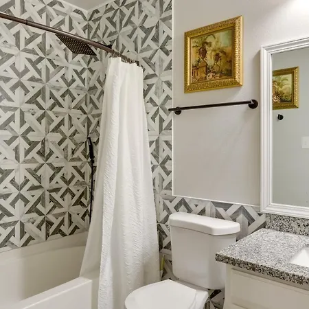 Elegant Escape With Furnished Porch! *