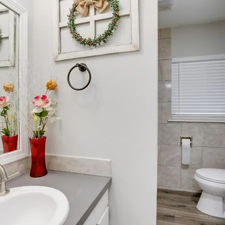Elegant Escape With Furnished Porch! Holiday home *