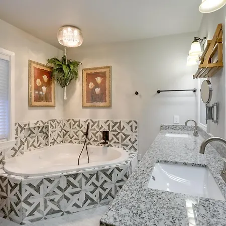 Elegant Escape With Furnished Porch! Holiday home New Orleans
