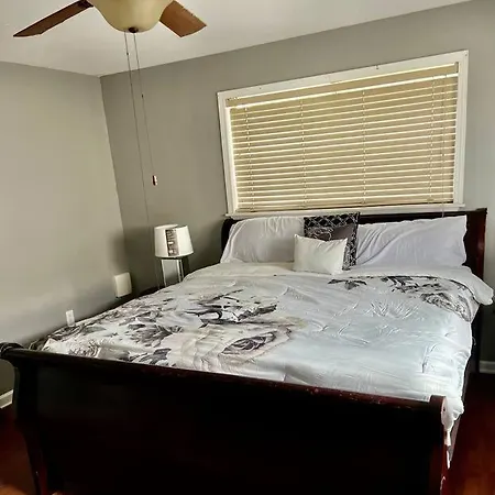 Quiet Cozy 3bedroom 10 Minutes From Downtown *