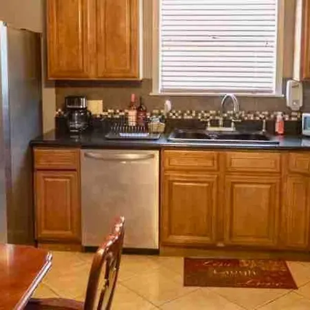 Quiet Cozy 3bedroom 10 Minutes From Downtown *