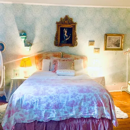 4br 3 Ba Huge, Balcony, Cemetery, Streetcar Sleeps 8! Holiday home *