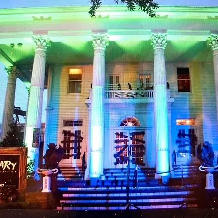 4br 3 Ba Huge, Balcony, Cemetery, Streetcar Sleeps 8! Holiday home New Orleans