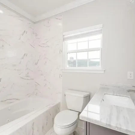 Holiday home 4br Eclectic Mid-city Abode Parking