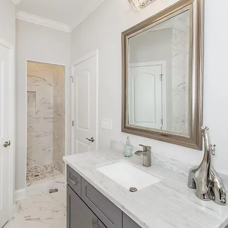 4br Eclectic Mid-city Abode Parking *