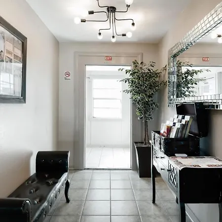 Holiday home Chic Retreat On Streetcar Line W Pool *
