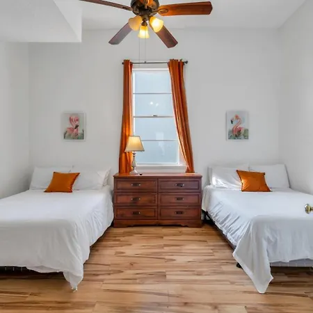 Chic Retreat On Streetcar Line W Pool Holiday home